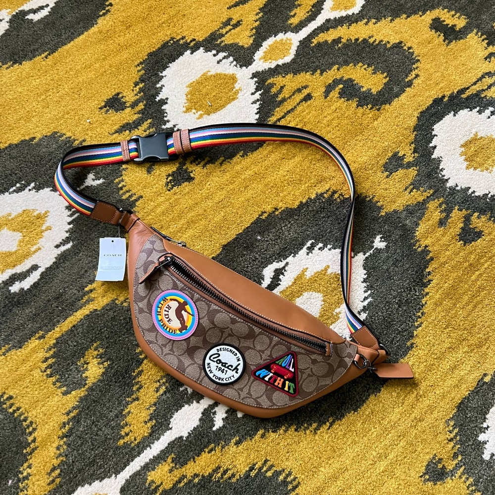 Coach Warren BB Pride Patch large size plenty of storage. Leather and canvas
